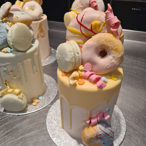 Afbeelding van Driptaart de lux  afgewerking donuts,  macarons, schuimpjes, krulletjes, mevt. fruit in thema kleur