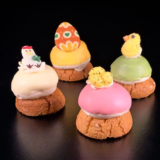 Afbeelding van Mini opgemaakte lente amandelkoekje met franse creme opgespoten