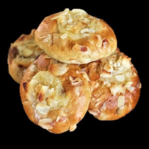 Afbeelding van Voorjaars Verwenbollen heerlijk Vruchtenbroodje  met een romig bolletje  amandelroom in het midden