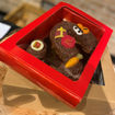 Afbeelding van Sintpakket  Zwijgend Pietje met Handgespoten Chocolade letter 26,95 excl. b.t.w.   (29,38 incl. b.t.w. )